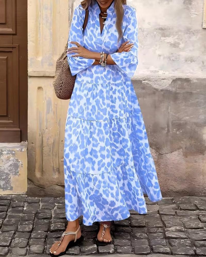 Blaues und weißes Leopardenmuster gestufter Maxikleid