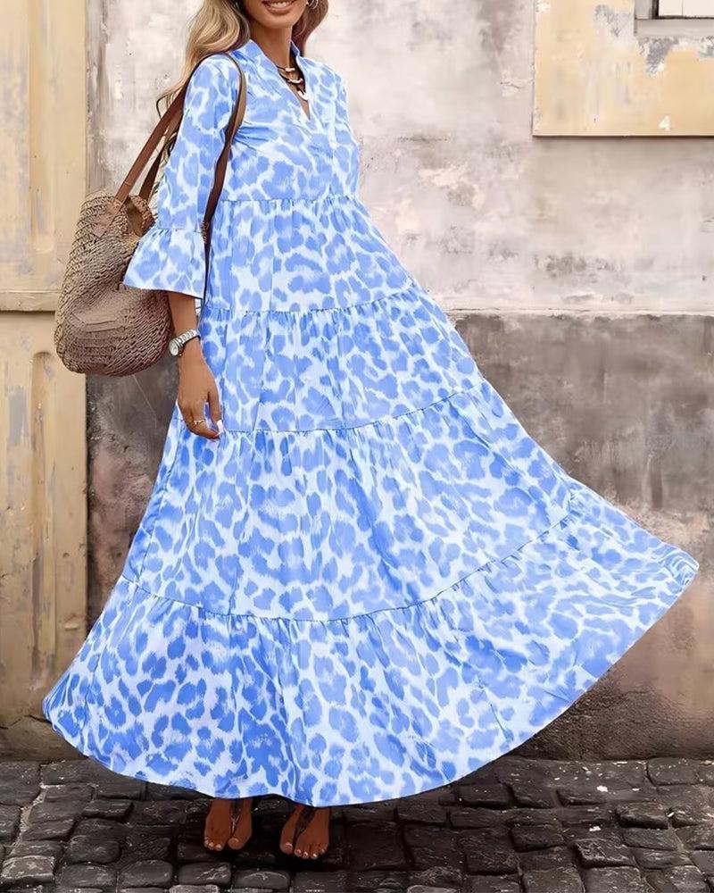 Blaues und weißes Leopardenmuster gestufter Maxikleid