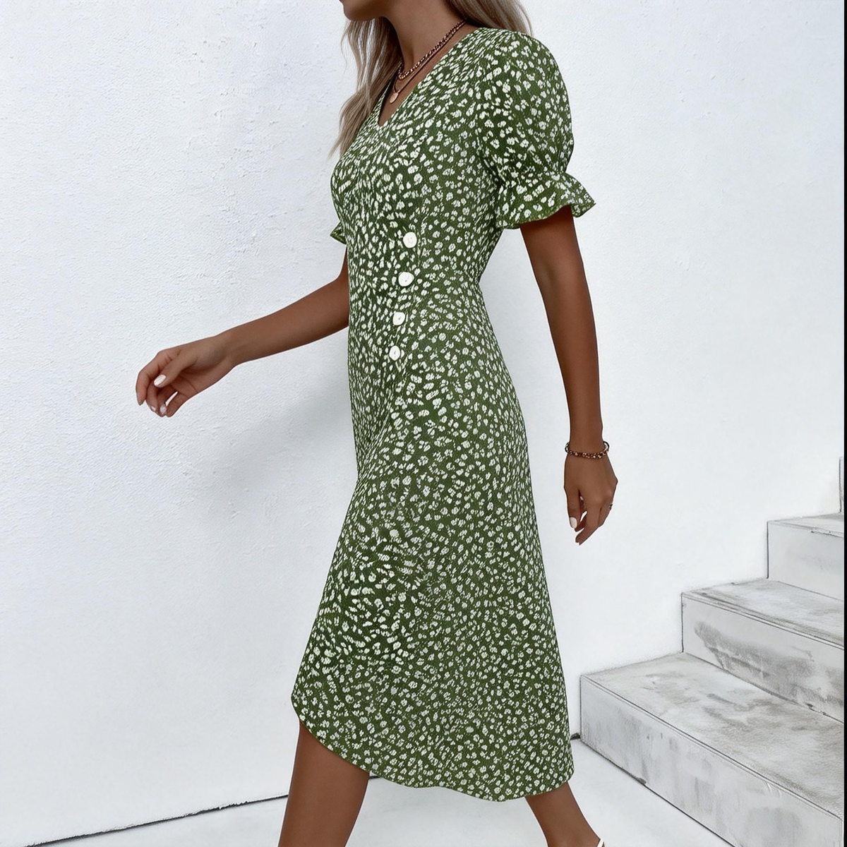 Kurzarm-Kleid im grünen Blumendruck mit Knopfleiste, midi