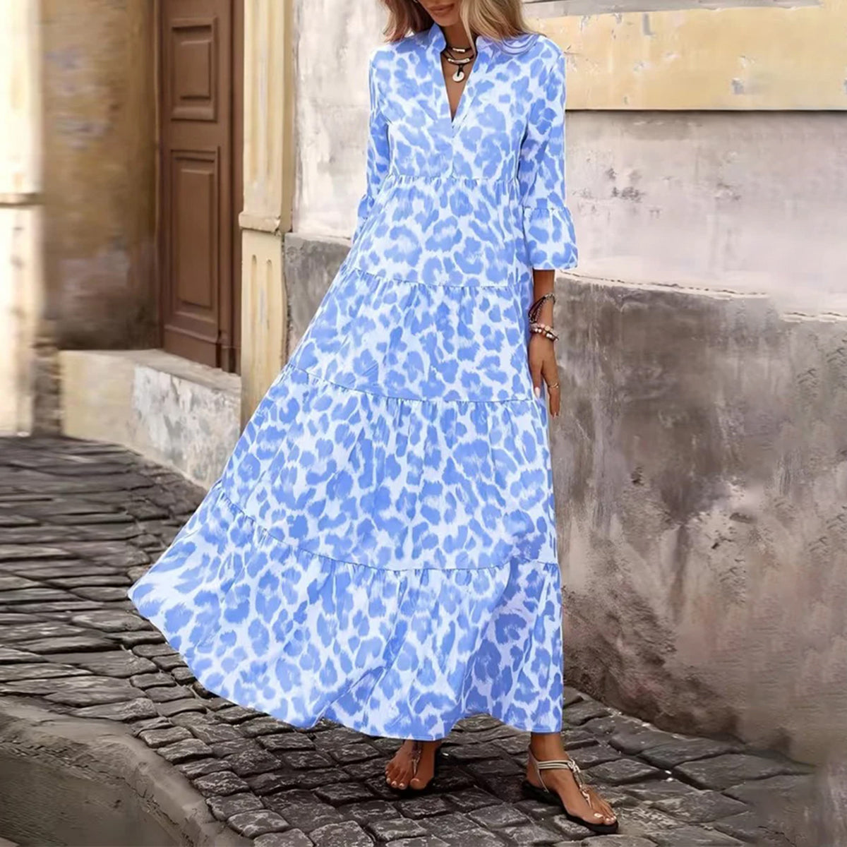 Blaues und weißes Leopardenmuster gestufter Maxikleid