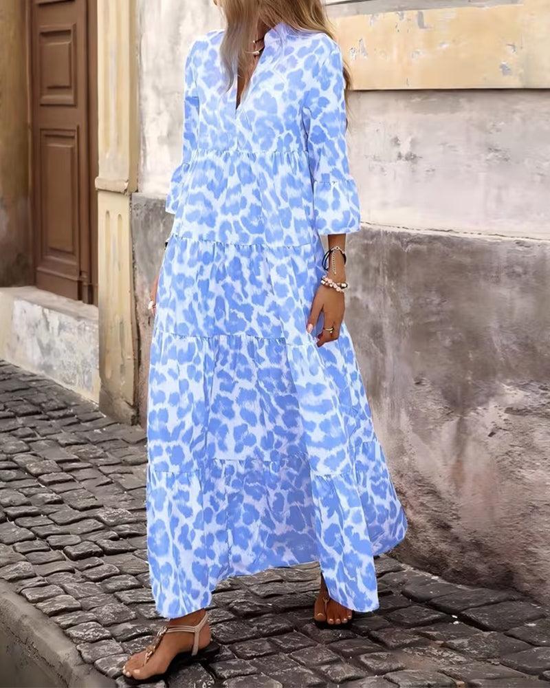 Blaues und weißes Leopardenmuster gestufter Maxikleid