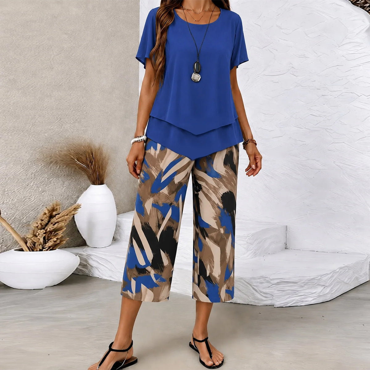 Blaues, asymmetrisches Top mit abstraktem Print und weit geschnittenen Hosen