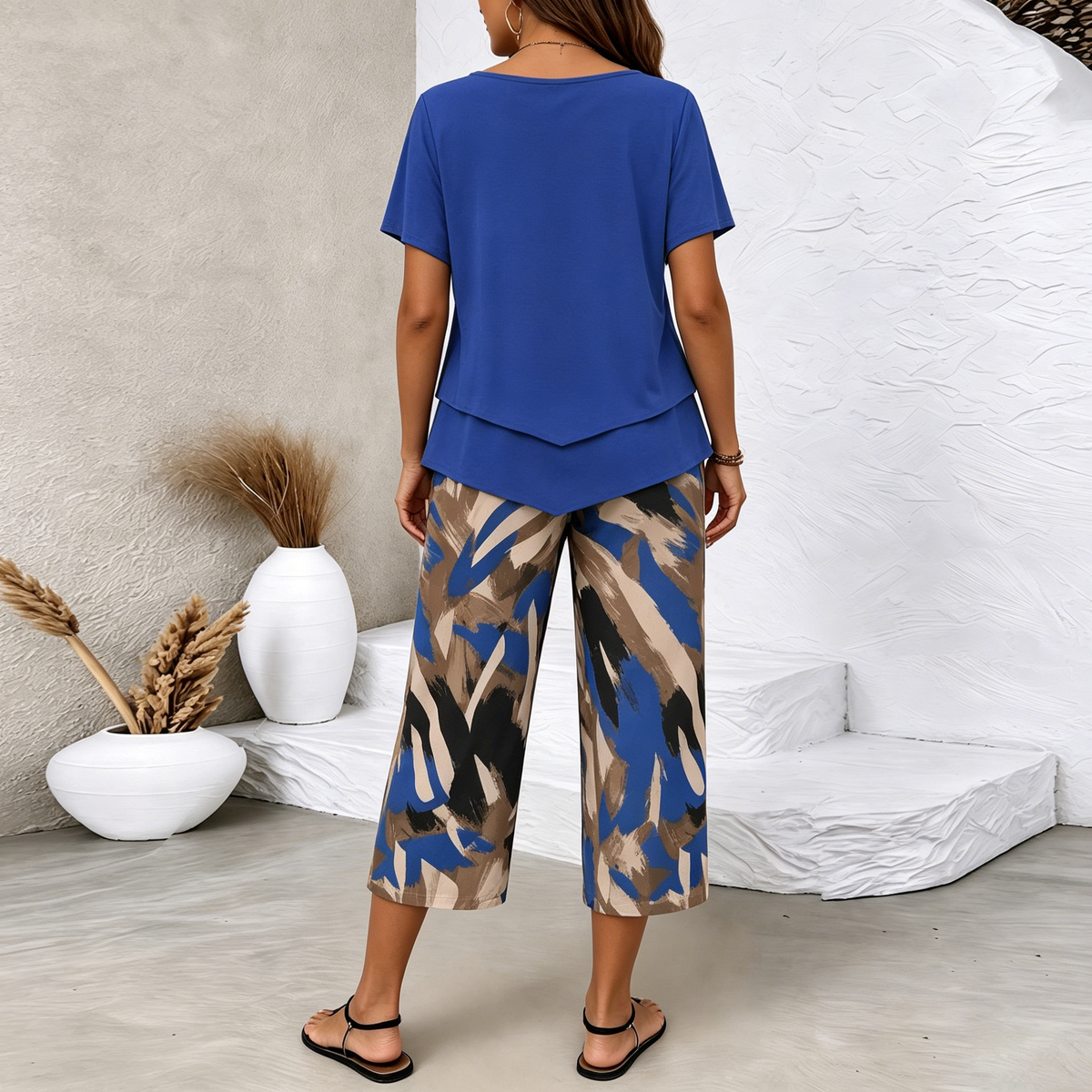 Blaues, asymmetrisches Top mit abstraktem Print und weit geschnittenen Hosen